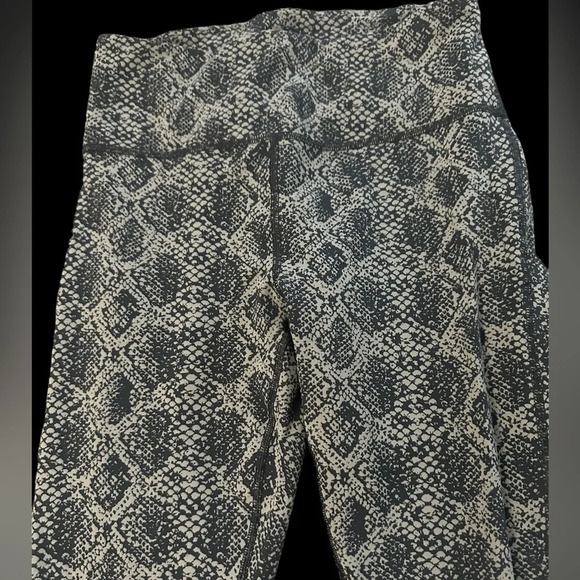 ATHLETA XS Ultimate Stash  Snake Print 7/8 Tights Crop Yoga Pants EUC - Picture 3 of 7